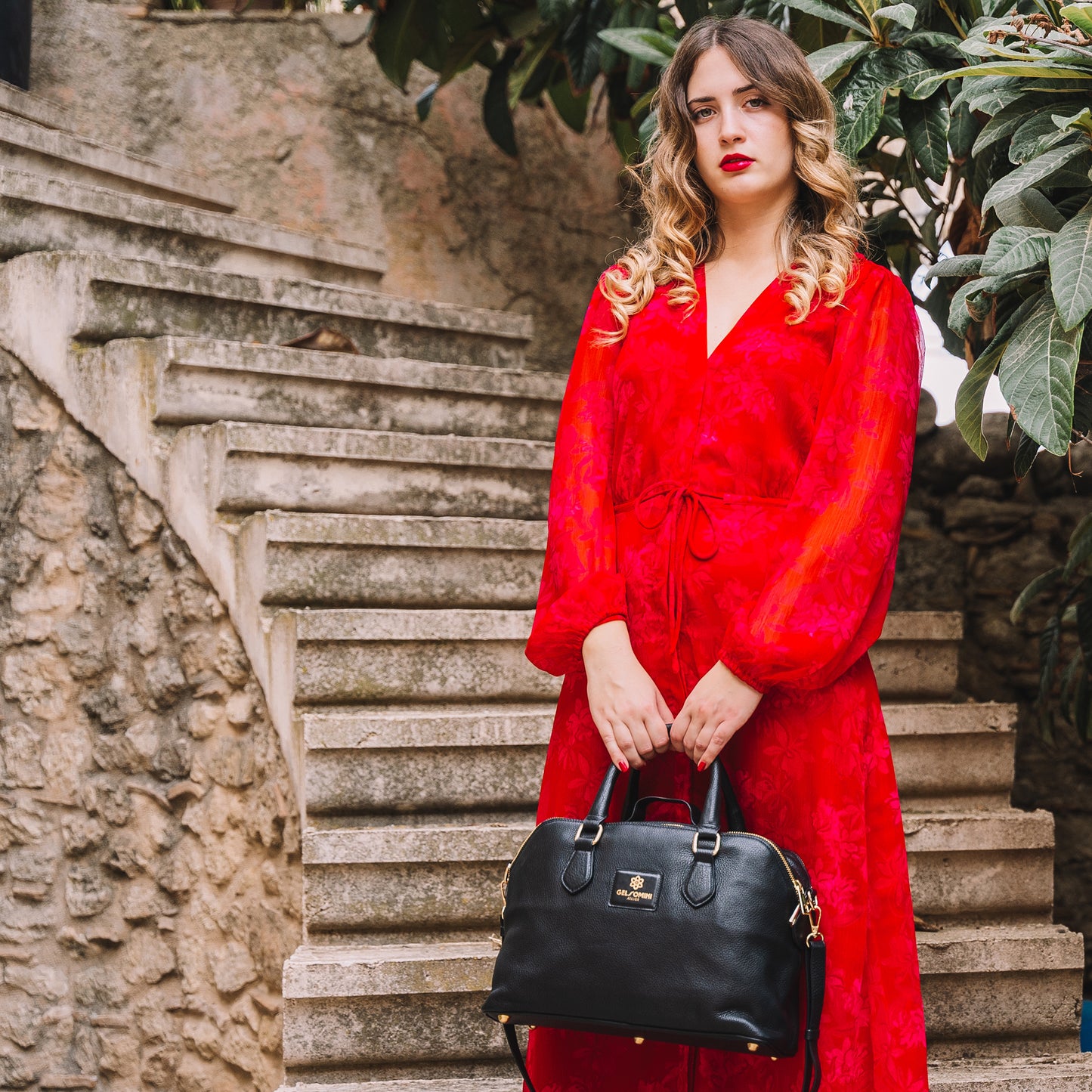 ROME - Handcrafted leather bag with double compartment and removable shoulder strap.