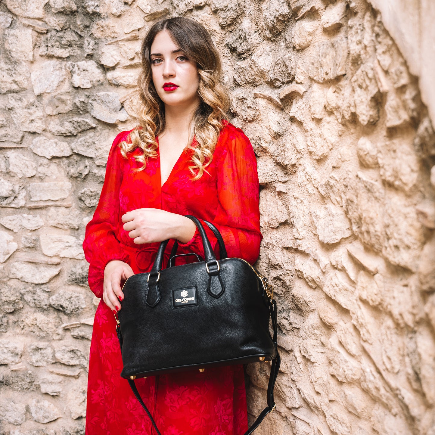ROME - Handcrafted leather bag with double compartment and removable shoulder strap.