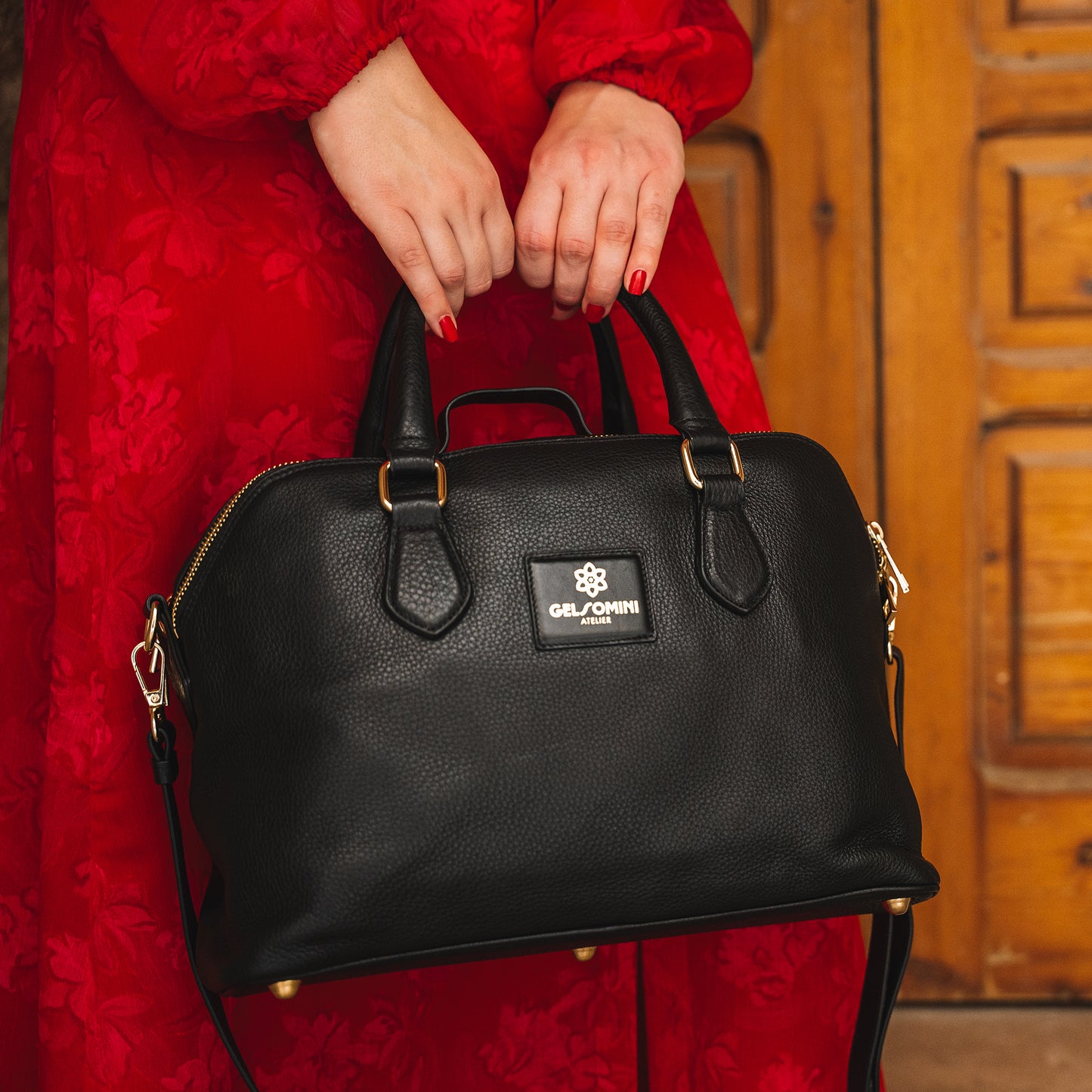 ROME - Handcrafted leather bag with double compartment and removable shoulder strap.