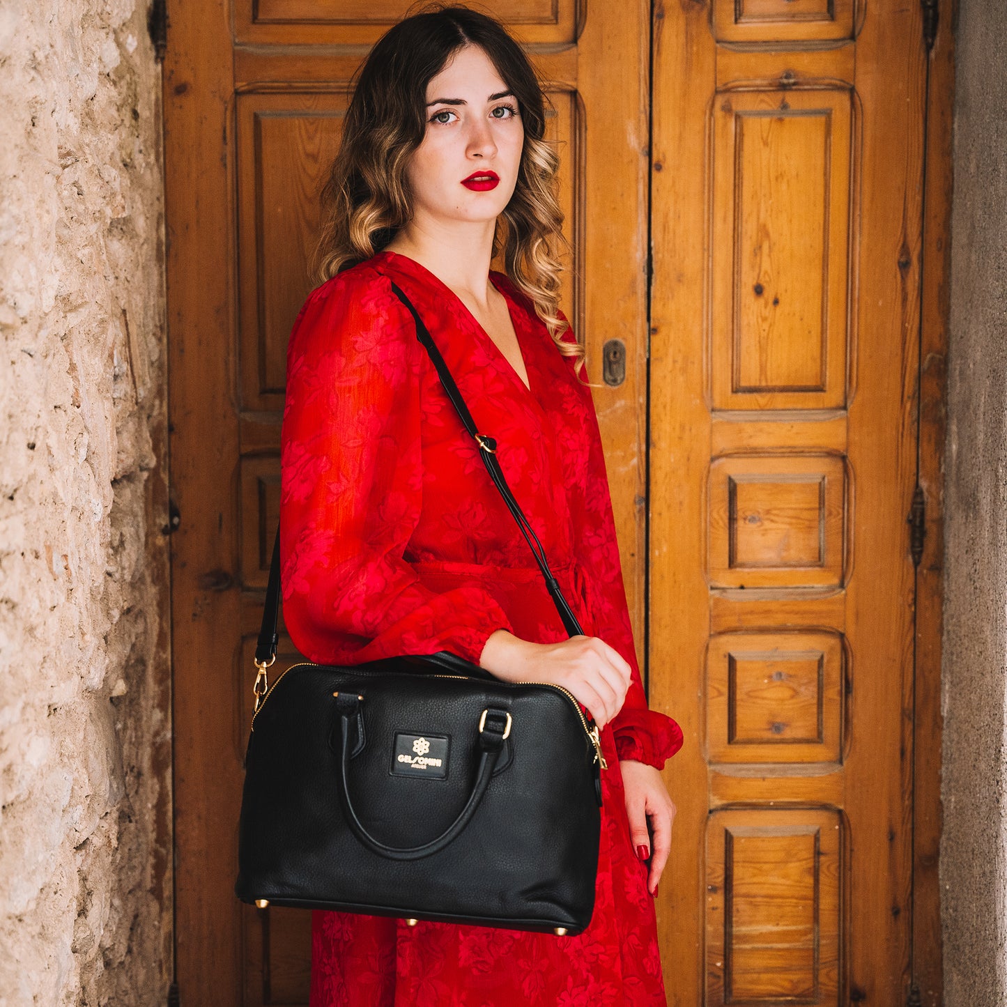 ROME - Handcrafted leather bag with double compartment and removable shoulder strap.