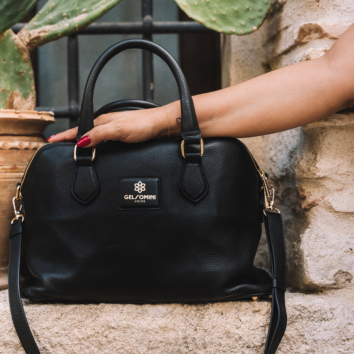 ROME - Handcrafted leather bag with double compartment and removable shoulder strap.