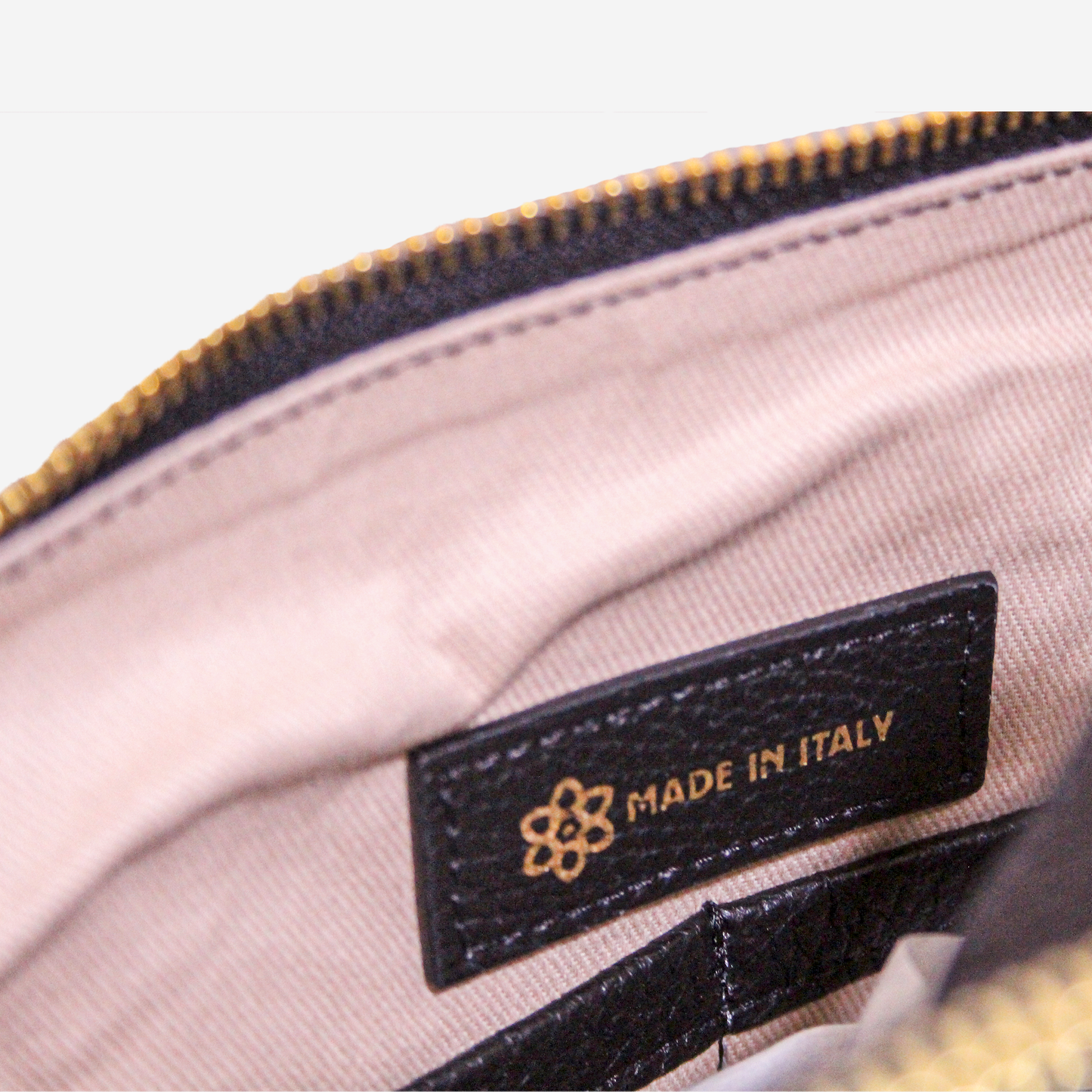 ROME - Handcrafted leather bag with double compartment and removable shoulder strap.